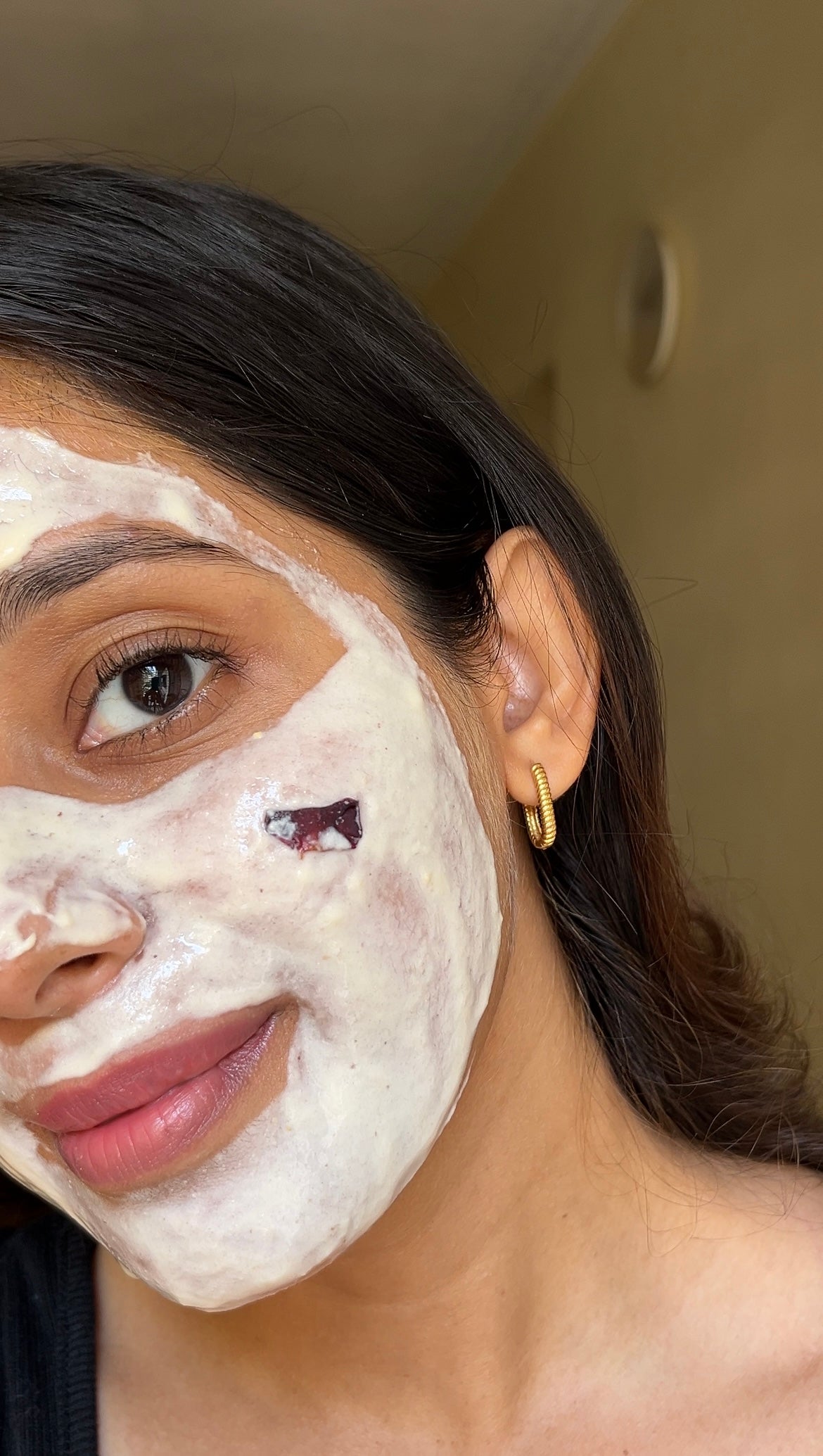 Load video: Step-by-step tutorial showing how to apply face uptan for radiant skin